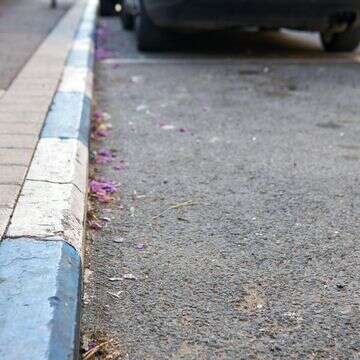 מדרכת חנייה כחול לבן | שאטרסטוק מדרכת חנייה כחול לבן | שאטרסטוק