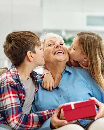 סבתא ונכדים | שאטרסטוק סבתא ונכדים | שאטרסטוק