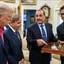 הגנרל מוניר מגיש לנשיא טראמפ תיבת מינרלים בבית הלבן יחד עם ראש ממשלת פקיסטן שריף | הבית הלבן הגנרל מוניר מגיש לנשיא טראמפ תיבת מינרלים בבית הלבן יחד עם ראש ממשלת פקיסטן שריף | הבית הלבן