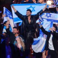נועם בתן והמשלחת הישראלית לאירוויזיון, לאחר שסיימו במקום השני | AFP נועם בתן והמשלחת הישראלית לאירוויזיון, לאחר שסיימו במקום השני | AFP