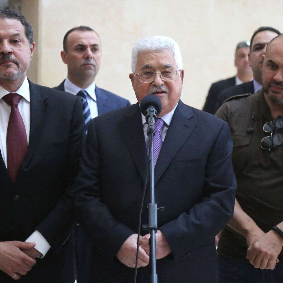 אבו מאזן לצד בנו, יאסר עבאס (שמאל) | AFP אבו מאזן לצד בנו, יאסר עבאס (שמאל) | AFP