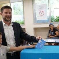 שר האוצר, בצלאל סמוטריץ' מגיע להצביע בבחירות הכלליות בישראל ב-1 בנובמבר 2022 | הלל מאיר/Flash90 שר האוצר, בצלאל סמוטריץ' מגיע להצביע בבחירות הכלליות בישראל ב-1 בנובמבר 2022 | הלל מאיר/Flash90