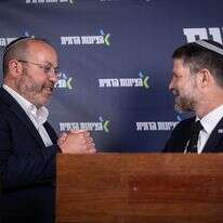 יו"ר מפלגת הציונות הדתית ושר האוצר בצלאל סמוטריץ' עם חבר הציונות הדתית החדש צביקה מור במהלך מסיבת עיתונאים בה הודיעו על הצטרפותו של מור למפלגה | יונתן זינדל, פלאש 90 יו"ר מפלגת הציונות הדתית ושר האוצר בצלאל סמוטריץ' עם חבר הציונות הדתית החדש צביקה מור במהלך מסיבת עיתונאים בה הודיעו על הצטרפותו של מור למפלגה | יונתן זינדל, פלאש 90