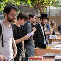 רוכשים מגוונים בשבוע הספר | אולה ופבל דיברוב רוכשים מגוונים בשבוע הספר | אולה ופבל דיברוב