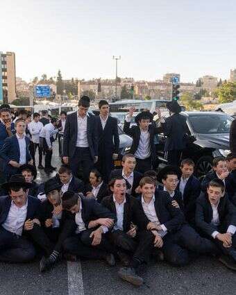 צעירים חרדים חוסמים את ציר התנועה בכניסה לירושלים, כחלק מהמחאות נגד הגיוס | יונתן זינדל, פלאש 90 צעירים חרדים חוסמים את ציר התנועה בכניסה לירושלים, כחלק מהמחאות נגד הגיוס | יונתן זינדל, פלאש 90