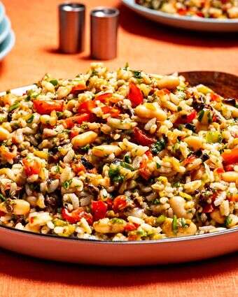 סלט אורז איטלקי עם ירוקים, שעועית וירקות | Rice Salad With Greens and Beans. MUST CREDIT: Scott Suchman/For The Washington Post סלט אורז איטלקי עם ירוקים, שעועית וירקות | Rice Salad With Greens and Beans. MUST CREDIT: Scott Suchman/For The Washington Post