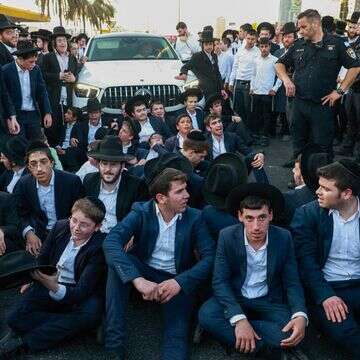 בחורי הפלג הירושלמי חוסמים כביש בכניסה לבני ברק | דוד כהן, פלאש 90 בחורי הפלג הירושלמי חוסמים כביש בכניסה לבני ברק | דוד כהן, פלאש 90