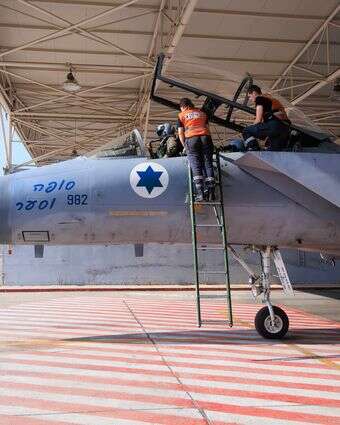 להגדיר מחדש את תקציב הביטחון. מטוס
אף־15 בבסיס תל נוף | משה שי, פלאש 90 להגדיר מחדש את תקציב הביטחון. מטוס
אף־15 בבסיס תל נוף | משה שי, פלאש 90
