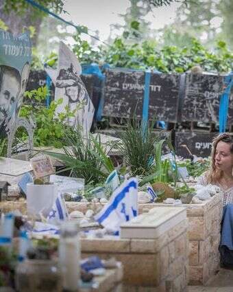 אביה סלוטקי, אלמנתו של ישי סלוטקי, שנהרג לצד אחיו נועם ב-7 באוקטובר בקיבוץ עלומים, מבקרת בקברו יום לפני חתונתה בבית הקברות הצבאי בהר הרצל בירושלים | חיים גולדברג/Flash90 אביה סלוטקי, אלמנתו של ישי סלוטקי, שנהרג לצד אחיו נועם ב-7 באוקטובר בקיבוץ עלומים, מבקרת בקברו יום לפני חתונתה בבית הקברות הצבאי בהר הרצל בירושלים | חיים גולדברג/Flash90