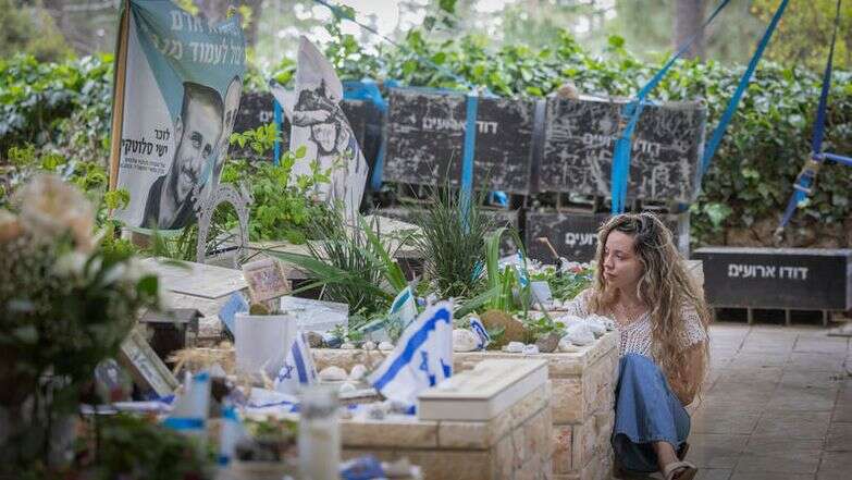 אביה סלוטקי, אלמנתו של ישי סלוטקי, שנהרג לצד אחיו נועם ב-7 באוקטובר בקיבוץ עלומים, מבקרת בקברו יום לפני חתונתה בבית הקברות הצבאי בהר הרצל בירושלים | חיים גולדברג/Flash90 אביה סלוטקי, אלמנתו של ישי סלוטקי, שנהרג לצד אחיו נועם ב-7 באוקטובר בקיבוץ עלומים, מבקרת בקברו יום לפני חתונתה בבית הקברות הצבאי בהר הרצל בירושלים | חיים גולדברג/Flash90