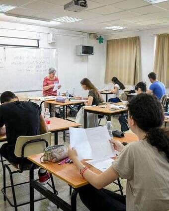 תלמידי תיכון ניגשים לבחינת הבגרות במתמטיקה בבית ספר | פלאש 90 תלמידי תיכון ניגשים לבחינת הבגרות במתמטיקה בבית ספר | פלאש 90