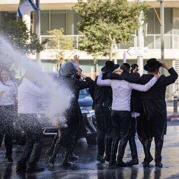מפגינים חרדים מחוץ לתחנת המשטרה בירושלים | נועם רבקין פנטון, פלאש 90 מפגינים חרדים מחוץ לתחנת המשטרה בירושלים | נועם רבקין פנטון, פלאש 90