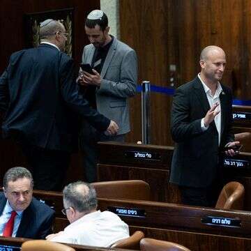 ח"כ יצחק קרויזר, יו"ר ועדת הפנים והגנת הסביבה של הכנסת, במליאת הכנסת | יונתן זינדל, פלאש 90 ח"כ יצחק קרויזר, יו"ר ועדת הפנים והגנת הסביבה של הכנסת, במליאת הכנסת | יונתן זינדל, פלאש 90