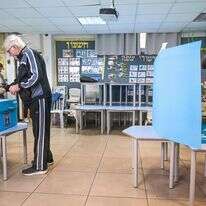 אנשים מצביעים בקלפי בחיפה | פלאש90 אנשים מצביעים בקלפי בחיפה | פלאש90