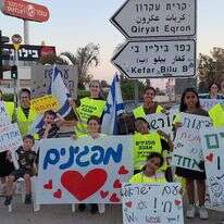 מיזם "למענם": אלפי פעילים יצאו לצמתים בקריאה לאחדות בעם | באדיבות המצולמים מיזם "למענם": אלפי פעילים יצאו לצמתים בקריאה לאחדות בעם | באדיבות המצולמים