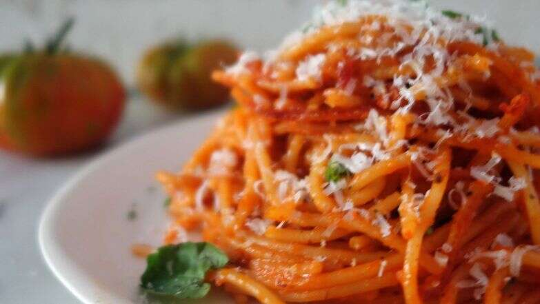 פסטה שרופה (Spaghetti All'Assassina): המתכון המקורי לספגטי חריף וקריספי במחבת | אוריה גבע פסטה שרופה (Spaghetti All'Assassina): המתכון המקורי לספגטי חריף וקריספי במחבת | אוריה גבע