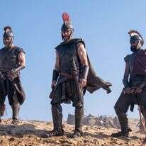 ג'ימי גונזלס בתפקיד קפאוס, מאט דיימון בתפקיד אודיסאוס והימש פאטל בתפקיד אוריולוכוס בסרט "האודיסיאה", שנכתב, הופק ובוים על ידי כריסטופר נולאן | טוליפ ג'ימי גונזלס בתפקיד קפאוס, מאט דיימון בתפקיד אודיסאוס והימש פאטל בתפקיד אוריולוכוס בסרט "האודיסיאה", שנכתב, הופק ובוים על ידי כריסטופר נולאן | טוליפ