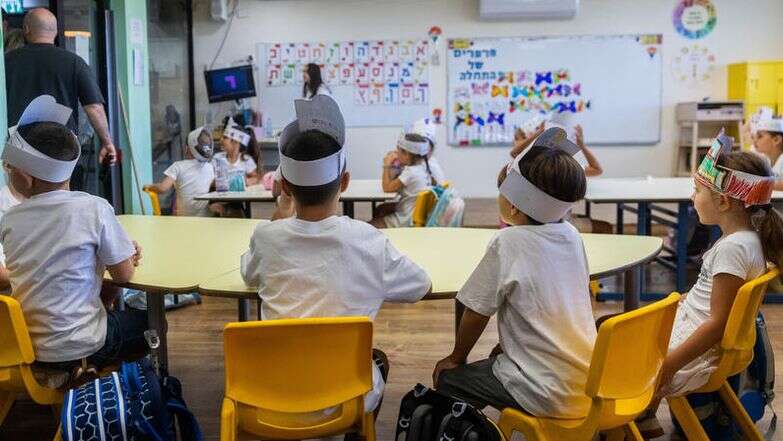 תלמידי כיתה א' יושבים בכיתתם ביום הראשון ללימודים בירושלים, 1 בספטמבר | חיים גולדברג/פלאש90 תלמידי כיתה א' יושבים בכיתתם ביום הראשון ללימודים בירושלים, 1 בספטמבר | חיים גולדברג/פלאש90
