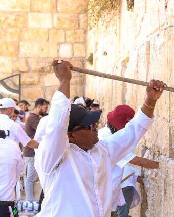 פינוי הפתקים המסורתי מבין אבני הכותל המערבי והעברתם לגניזה | הקרן למורשת הכותל המערבי פינוי הפתקים המסורתי מבין אבני הכותל המערבי והעברתם לגניזה | הקרן למורשת הכותל המערבי