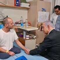 אלישע מדן עם ראש הממשלה נתניהו בבית החולים | קובי גדעון, לע"מ אלישע מדן עם ראש הממשלה נתניהו בבית החולים | קובי גדעון, לע"מ