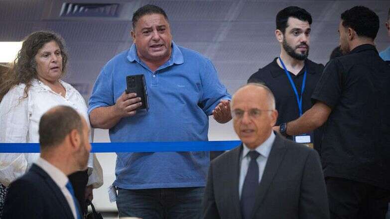 הרצל ומירב חג'אג, הוריה של סגן שיר חג'אג הי"ד, לצד יו"ר ועדת הבחירות המרכזית, השופט נועם סולברג | יונתן זינדל, פלאש 90 הרצל ומירב חג'אג, הוריה של סגן שיר חג'אג הי"ד, לצד יו"ר ועדת הבחירות המרכזית, השופט נועם סולברג | יונתן זינדל, פלאש 90