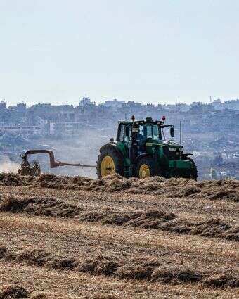 שדות הנגב המערבי. ברקע: חורבות עזה | צפריר אביוב, פלאש 90 שדות הנגב המערבי. ברקע: חורבות עזה | צפריר אביוב, פלאש 90