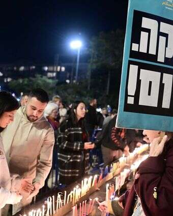 קריאה לשחרור החטופים ולסיום המלחמה בכיכר רבין בתל אביב | תומר נויברג, פלאש 90 קריאה לשחרור החטופים ולסיום המלחמה בכיכר רבין בתל אביב | תומר נויברג, פלאש 90