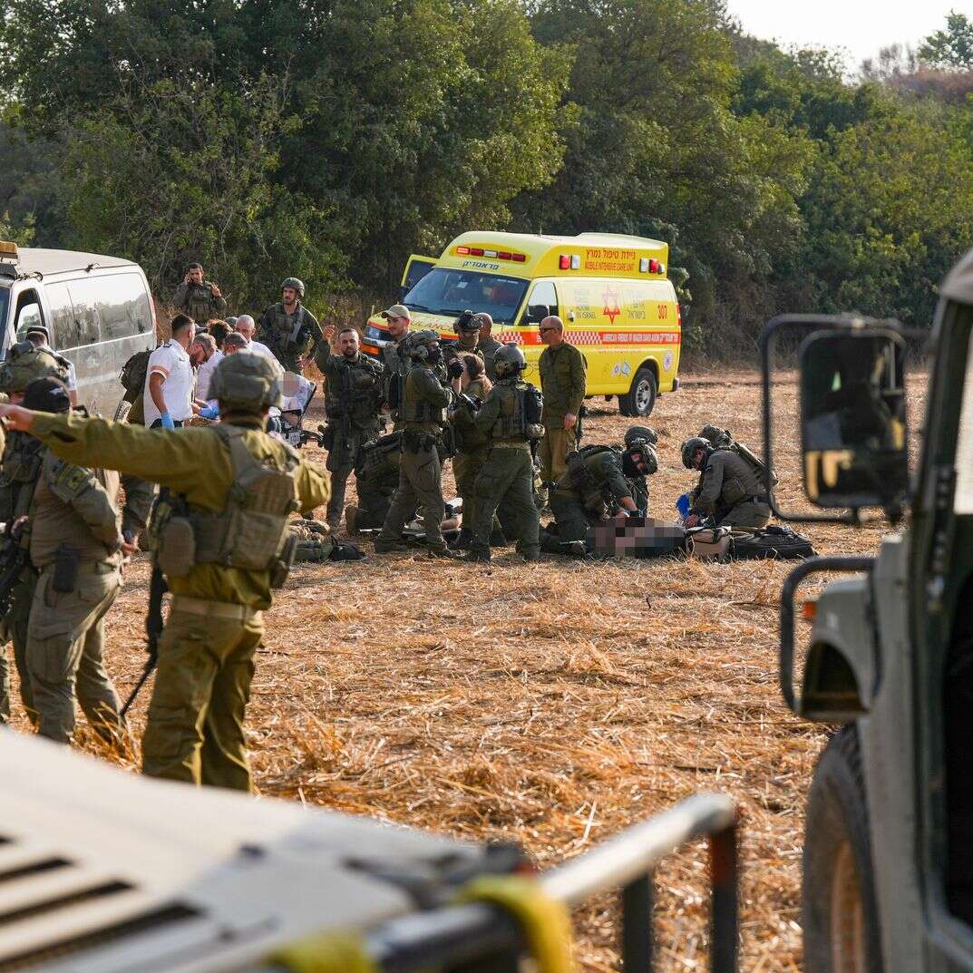טיפול בנפגעים בזירת האסון | אייל מרגולין, פלאש 90 טיפול בנפגעים בזירת האסון | אייל מרגולין, פלאש 90