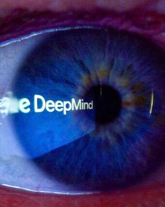 הלוגו של "גוגל דיפמיינד" (Google DeepMind) משתקף בעינו של אדם | AP הלוגו של "גוגל דיפמיינד" (Google DeepMind) משתקף בעינו של אדם | AP