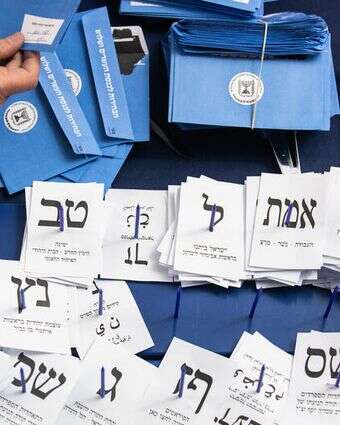 ספירת קולות בכנסת | אוליבייה פיטוסי, פלאש 90 ספירת קולות בכנסת | אוליבייה פיטוסי, פלאש 90
