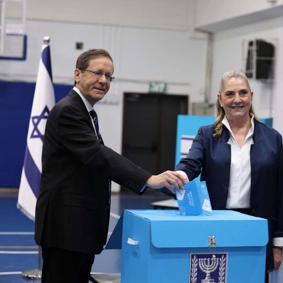 נשיא המדינה יצחק הרצוג ורעייתו מיכל, מצביעים בבחירות לכנסת, היום | הילל בן אור נשיא המדינה יצחק הרצוג ורעייתו מיכל, מצביעים בבחירות לכנסת, היום | הילל בן אור
