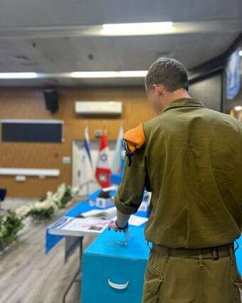 חייל מצביע בקלפי צבאית, הבחירות לכנסת ה-26 | דובר צה"ל חייל מצביע בקלפי צבאית, הבחירות לכנסת ה-26 | דובר צה"ל