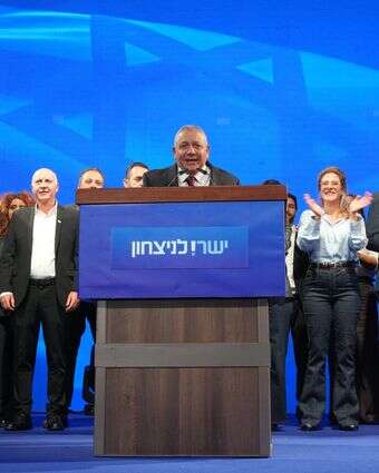 הח"כ, השר והרמטכ"ל לשעבר גדי איזנקוט נואם במטה מפלגת "ישר", השבוע במוצאי הבחירות | איי.אף.פי הח"כ, השר והרמטכ"ל לשעבר גדי איזנקוט נואם במטה מפלגת "ישר", השבוע במוצאי הבחירות | איי.אף.פי
