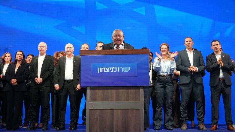 הח"כ, השר והרמטכ"ל לשעבר גדי איזנקוט נואם במטה מפלגת "ישר", השבוע במוצאי הבחירות | איי.אף.פי הח"כ, השר והרמטכ"ל לשעבר גדי איזנקוט נואם במטה מפלגת "ישר", השבוע במוצאי הבחירות | איי.אף.פי