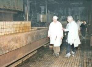 Hecker (right) touring North Korea's fuel fabrication plant at Yongbyon (Aug. 9, 2007) - www.llnl.gov