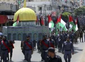 אנשי חמאס צועדים בעזה, במפגן נגד הצבת גלאי המתכות במתחם הר הבית (צילום: AP) אנשי חמאס צועדים בעזה, במפגן נגד הצבת גלאי המתכות במתחם הר הבית (צילום: AP)