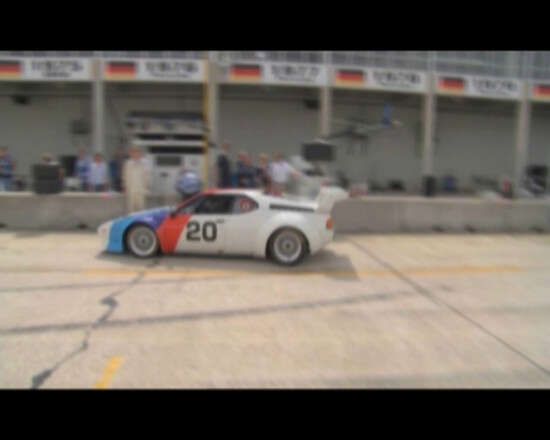 ג'ף קונס בפעולה. עריכת וידיאו: תמי בנימין, פתיח: לימור זיו, צילום: יח ג'ף קונס בפעולה. עריכת וידיאו: תמי בנימין, פתיח: לימור זיו, צילום: יח