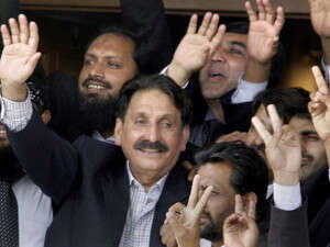 חוגגים בפקיסטן עם נשיא בית המשפט העליון המודח. חוגגים בפקיסטן עם נשיא בית המשפט העליון המודח.