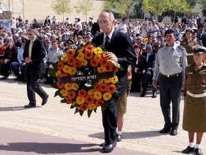 נשיא המדינה מניח זר פרחים נשיא המדינה מניח זר פרחים