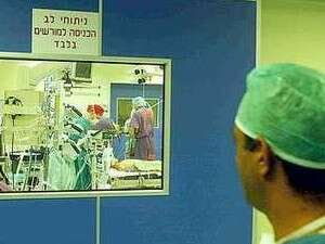 מחוץ לחדר הניתוח. מחוץ לחדר הניתוח.