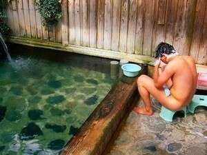 דרך מקורית להתגונן מהחום. בית מרחץ יפני דרך מקורית להתגונן מהחום. בית מרחץ יפני