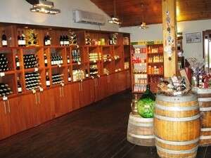 בהחלט לא סתם מרובע. מרכז המבקרים ביקב דלתון בהחלט לא סתם מרובע. מרכז המבקרים ביקב דלתון