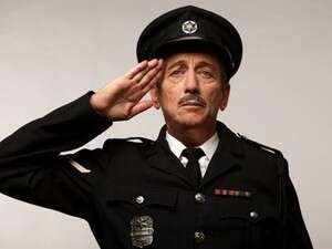 מוני מושונוב בתור השוטר אזולאי מוני מושונוב בתור השוטר אזולאי