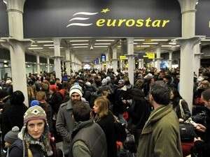 נוסעים מחכים במסוף היורוסטאר בלונדון. נוסעים מחכים במסוף היורוסטאר בלונדון.