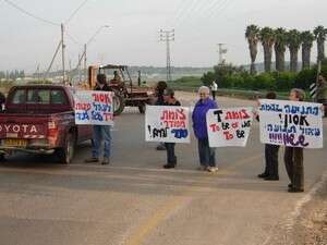 הפגנת חברי קיבוץ ברקאי הפגנת חברי קיבוץ ברקאי