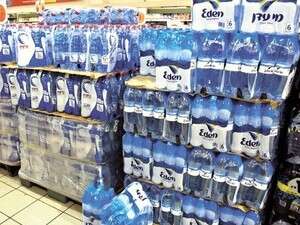 מארזים של בקבוקי מים מינרלים בסופרמרקט מארזים של בקבוקי מים מינרלים בסופרמרקט