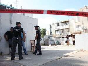 שוטרים מחוץ לבניין שבו התגוררו בשכנות עטר ובר אושר, אתמול. שוטרים מחוץ לבניין שבו התגוררו בשכנות עטר ובר אושר, אתמול.