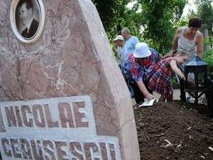 מניחים נרות על קברו של צ'אושסקו אחרי הקבורה המחודשת. מניחים נרות על קברו של צ'אושסקו אחרי הקבורה המחודשת.