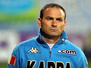 מוטי איוניר. ילד עם ביצים מוטי איוניר. ילד עם ביצים