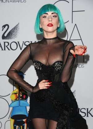 מה היא תשלוף מהכובע הפעם? ליידי גאגא בטקס פרסי האופנה מה היא תשלוף מהכובע הפעם? ליידי גאגא בטקס פרסי האופנה